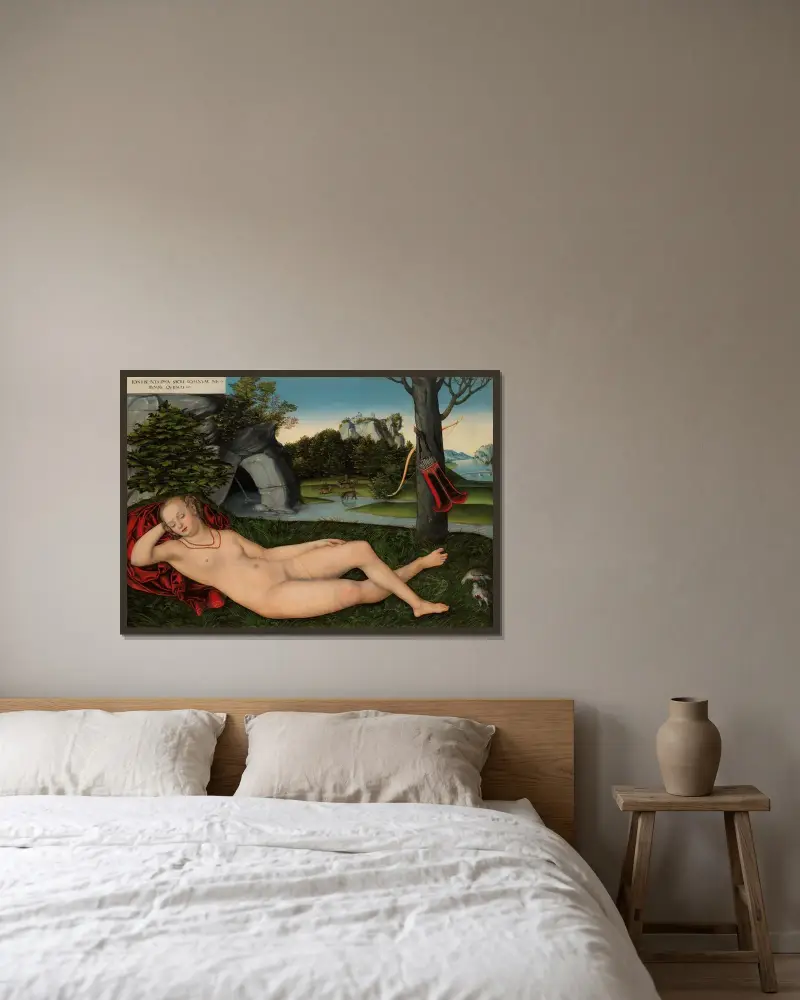 Die Nymphe der Quelle von Lucas Cranach the Elder gerahmt an einer Wand