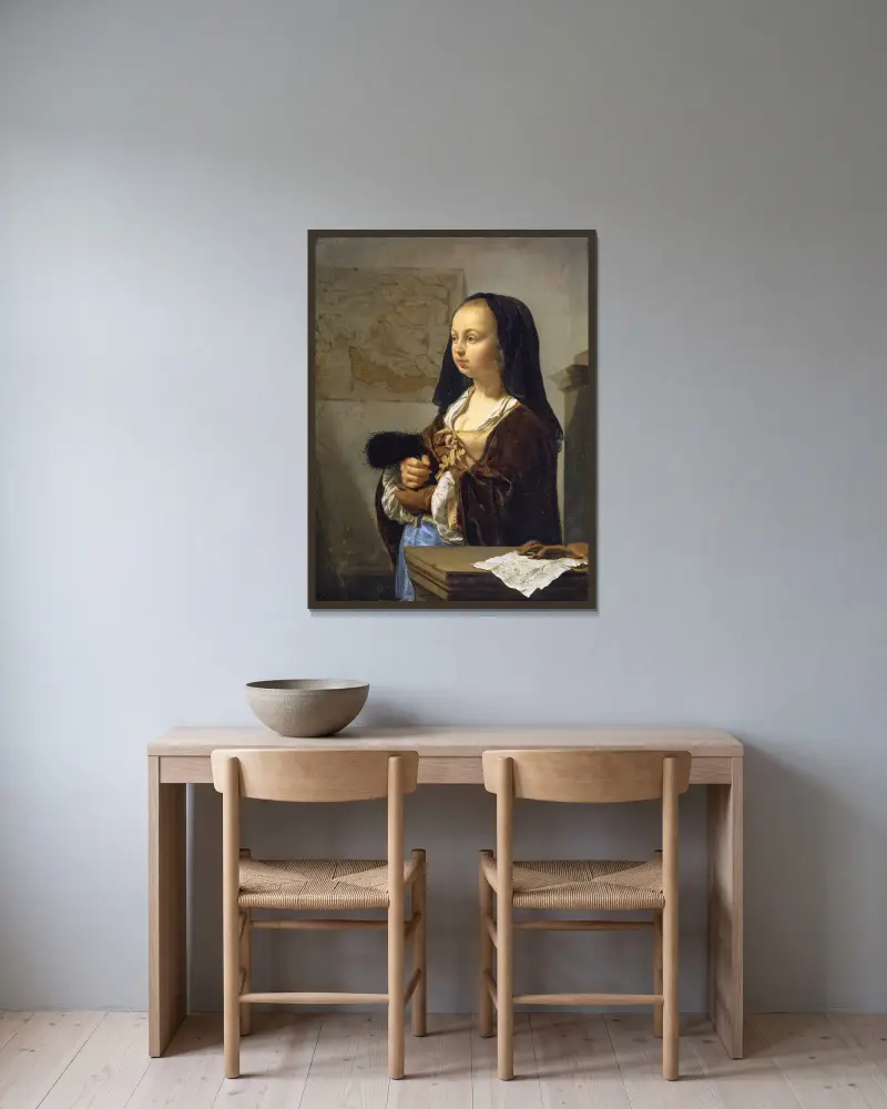 Ung kvinna med fjädersolfjäder redo att gå ut av Frans van Mieris the Elder inramad på en vägg
