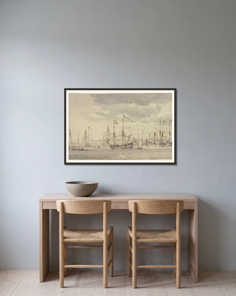 Vy över en hamn med många fartyg och en stad med två kyrktorn (Amsterdam) av Willem van de Velde the Younger inramad på en vägg