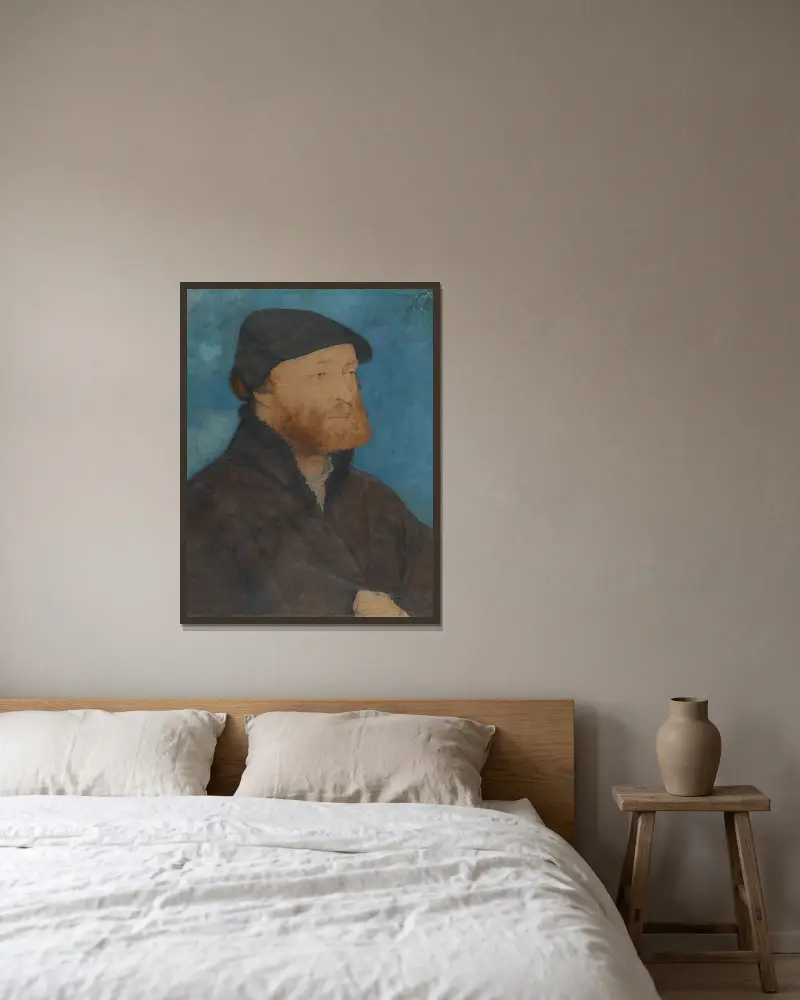 Bildnis eines Mannes mit schwarzem Barett von Hans Holbein The Younger gerahmt an einer Wand