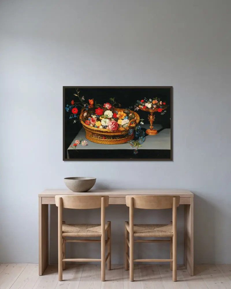 Blandade blommor i en korg med en tazza intill av Jan Brueghel the Younger inramad på en vägg