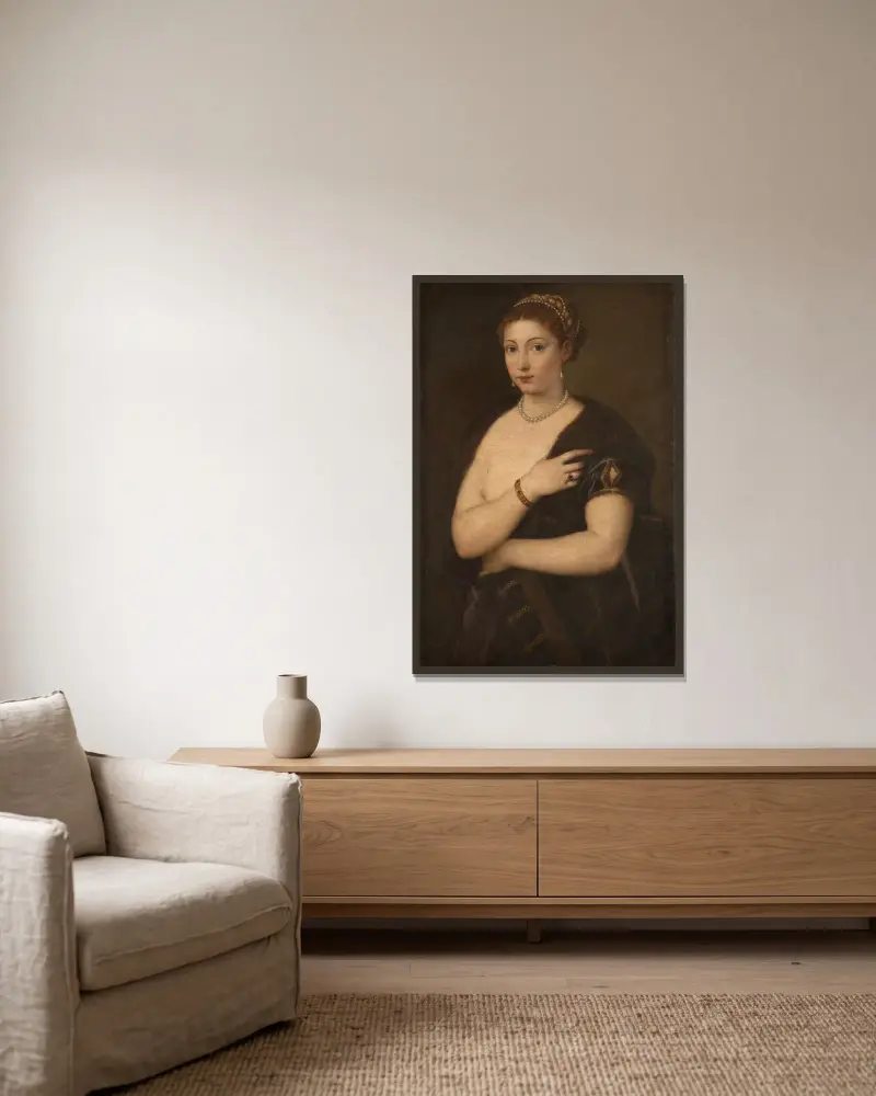 Girl in a Fur av Titian inramad på en vägg