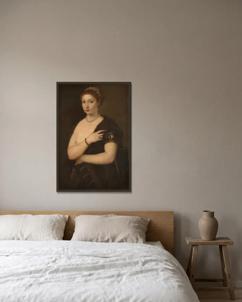 Girl in a Fur av Titian inramad på en vägg