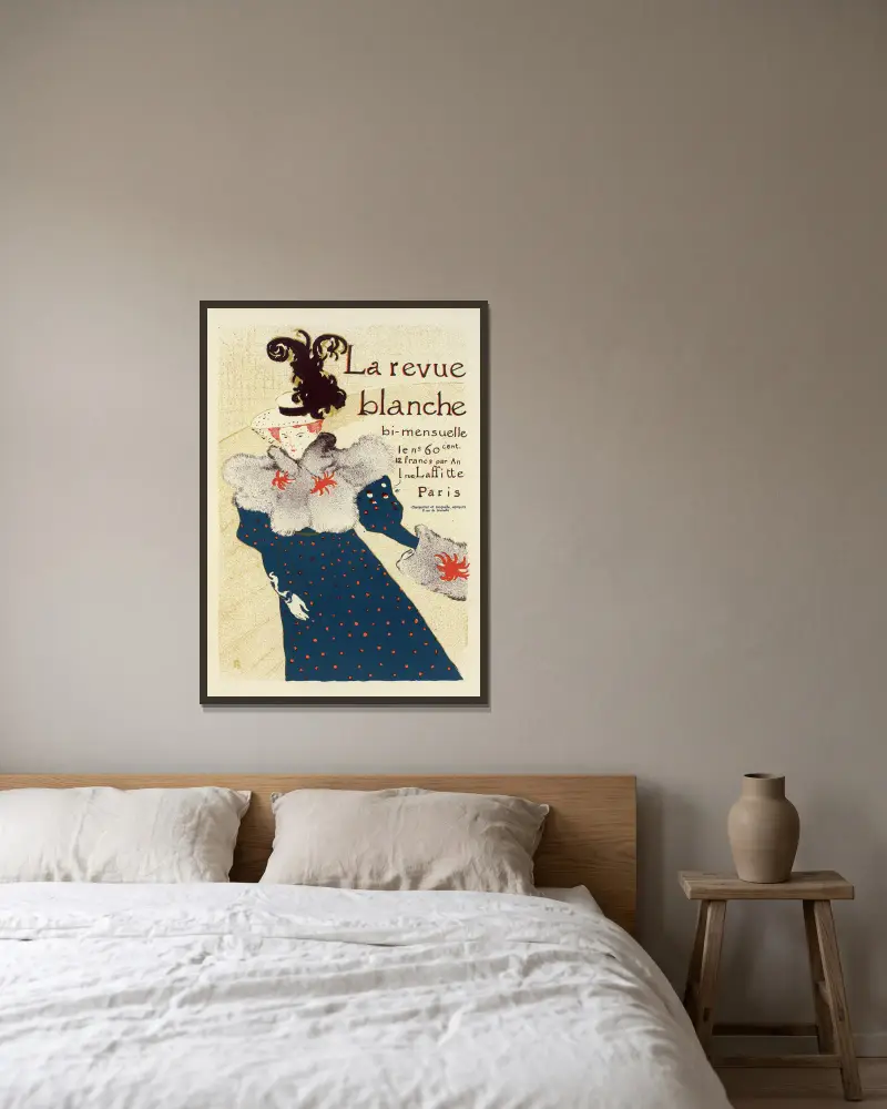 Revue Blanche av Henri de Toulouse-Lautrec inramad på en vägg