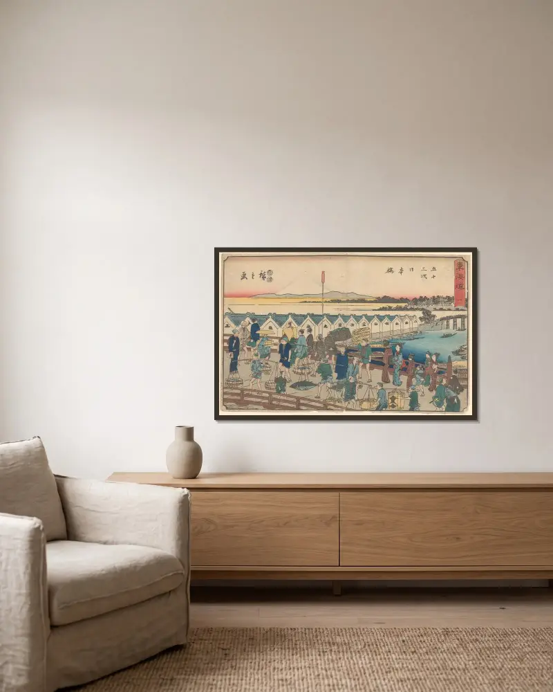 Nihonbashi, bärare och andra på bron (sommarbild) av Utagawa Hiroshige inramad på en vägg