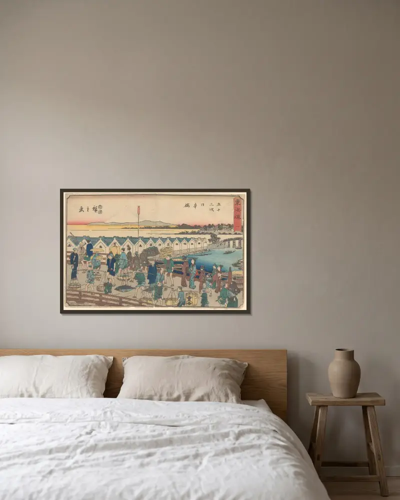 Nihonbashi, bärare och andra på bron (sommarbild) av Utagawa Hiroshige inramad på en vägg