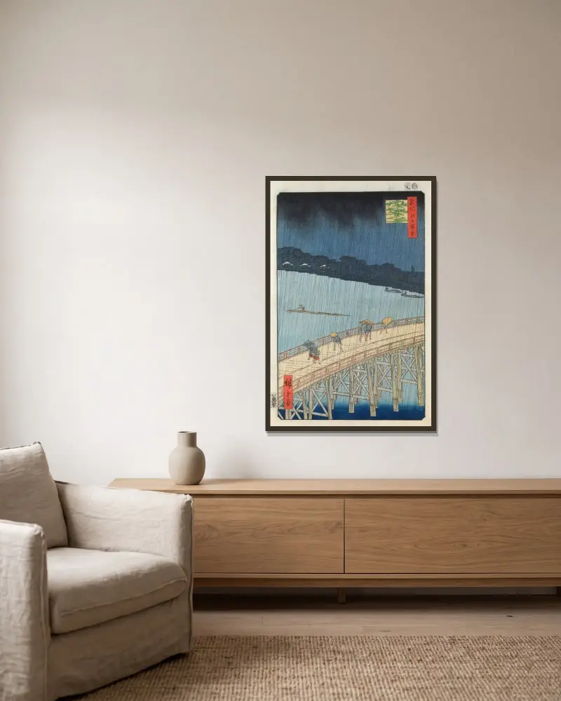 Plötsligt regn över Ohashi-bron och Atake av Utagawa Hiroshige inramad på en vägg