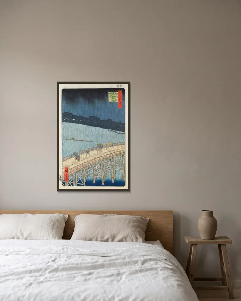 Plötsligt regn över Ohashi-bron och Atake av Utagawa Hiroshige inramad på en vägg