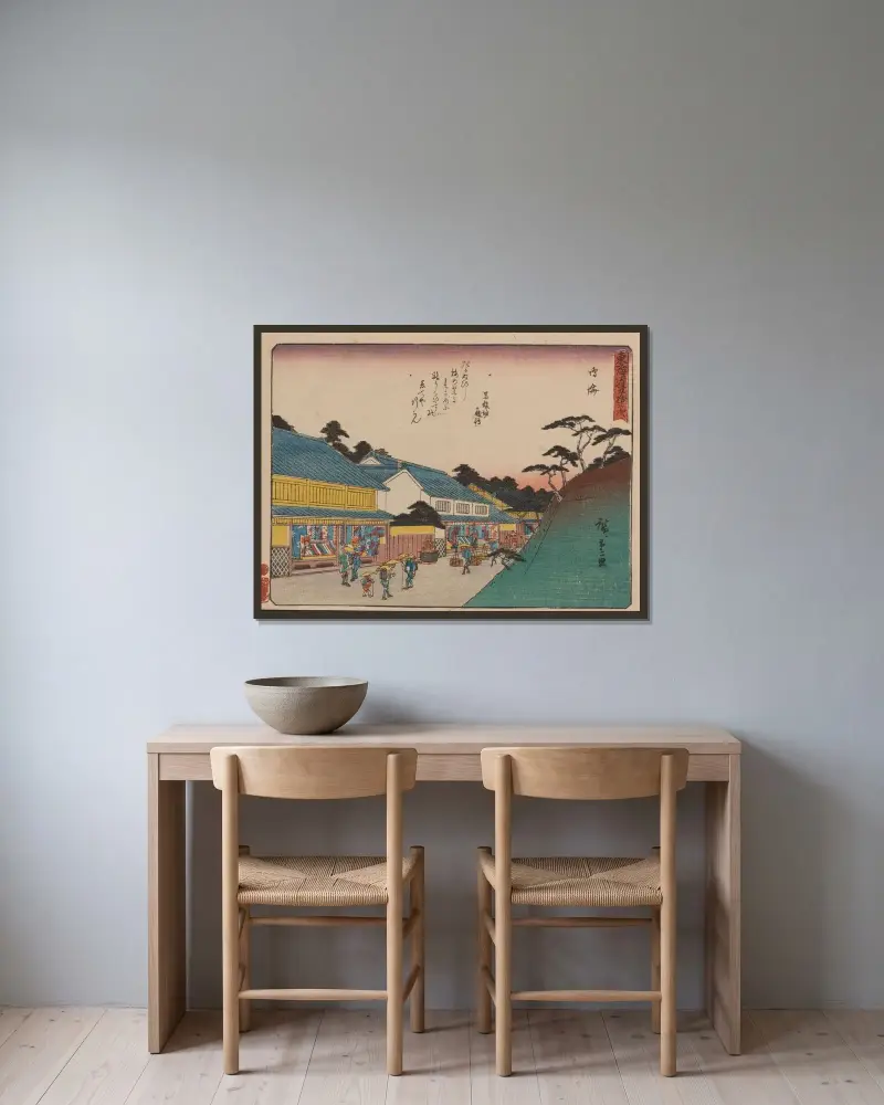 De femtiotre stationerna på Tōkaidō, plansch 41 av Utagawa Hiroshige inramad på en vägg