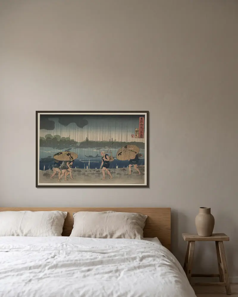 Bei Regen mit Schirmen am Strand entlanggehende Menschen von Utagawa Kuniyoshi gerahmt an einer Wand