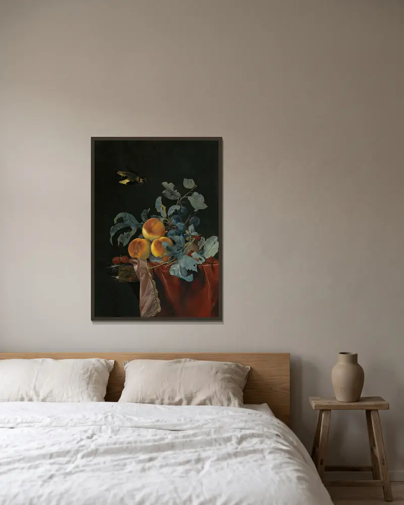 Stilleben med persikor, hallon och plommon på en delvis täckt marmorhylla, en fågel flygande ovanför av Willem van Aelst inramad på en vägg