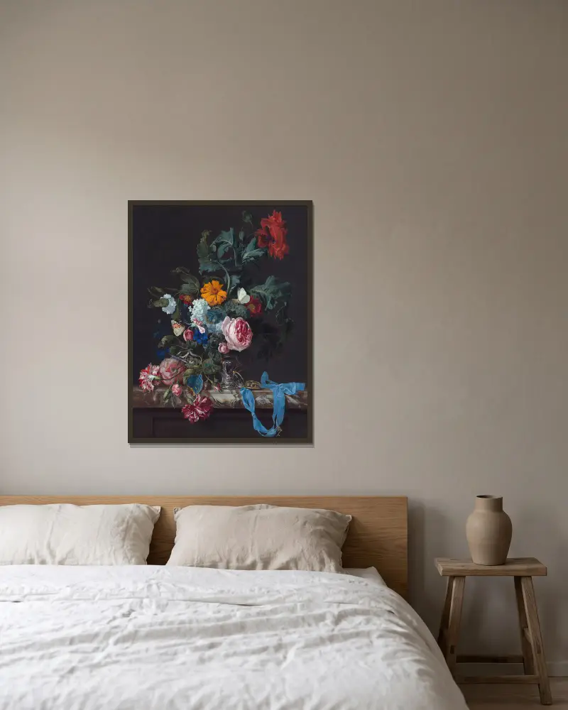 Blumenstillleben mit Uhr von Willem van Aelst gerahmt an einer Wand