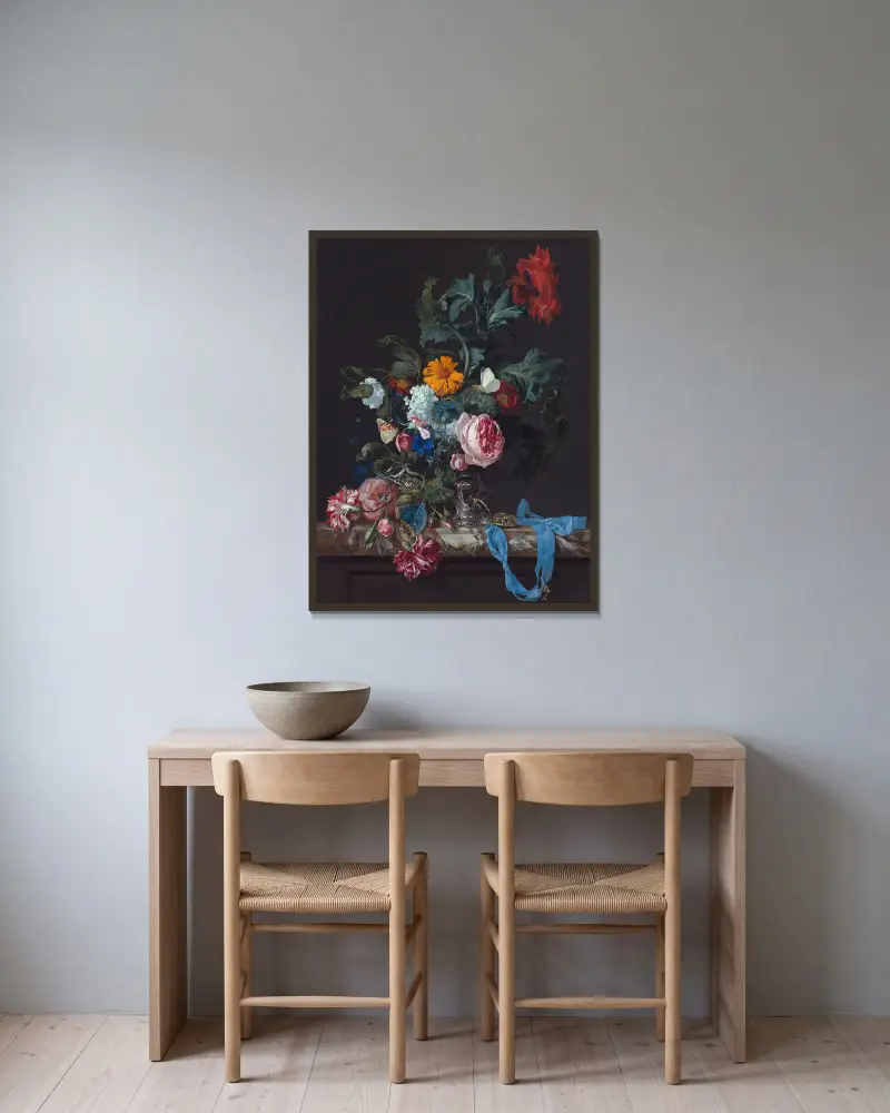 Blumenstillleben mit Uhr von Willem van Aelst gerahmt an einer Wand