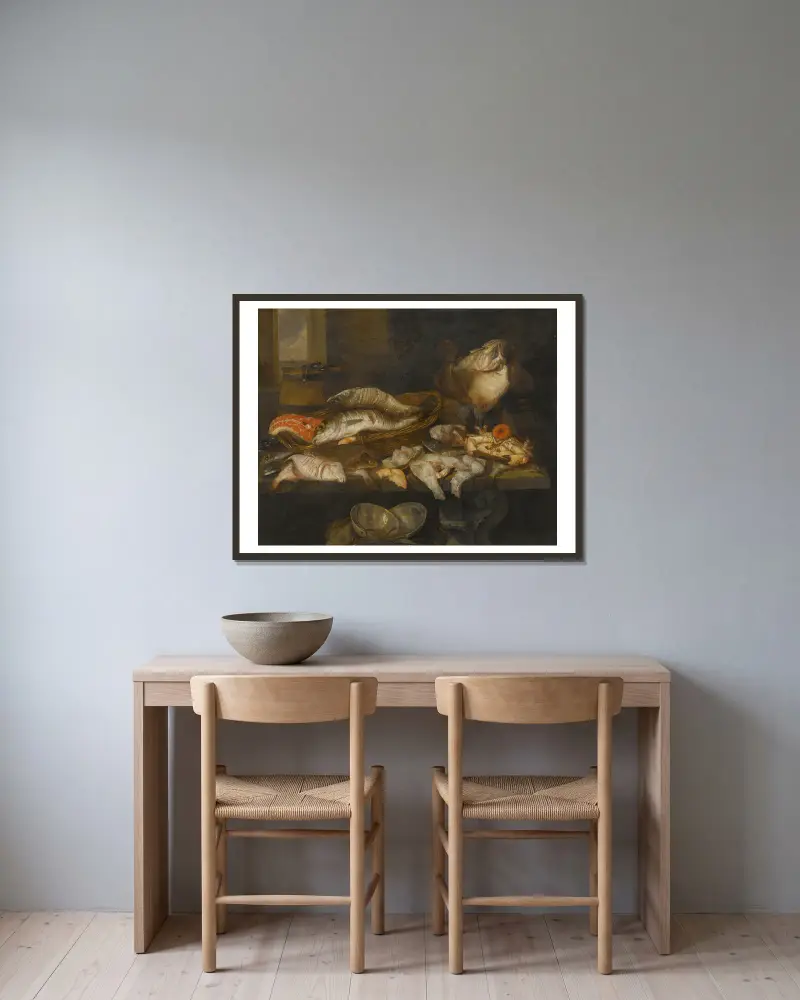 Stilleben med lax, rödspätta, en krabba och andra fiskar upplagda på ett bord, med havsutsikt av Abraham van Beyeren inramad på en vägg