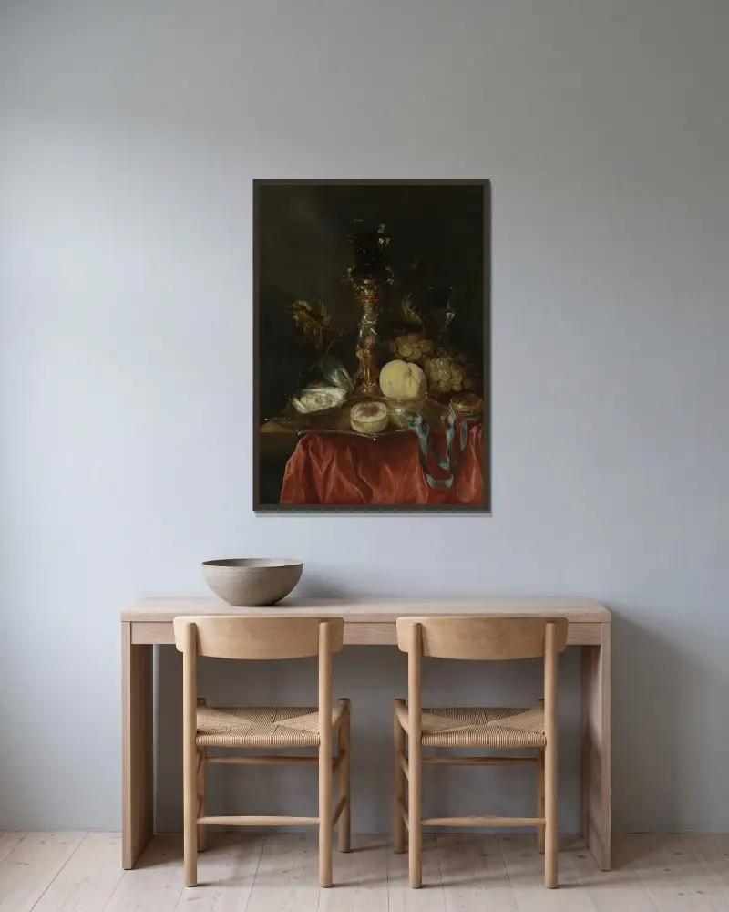 Stilleben med förgyllt glashållare i silver av Abraham van Beyeren inramad på en vägg