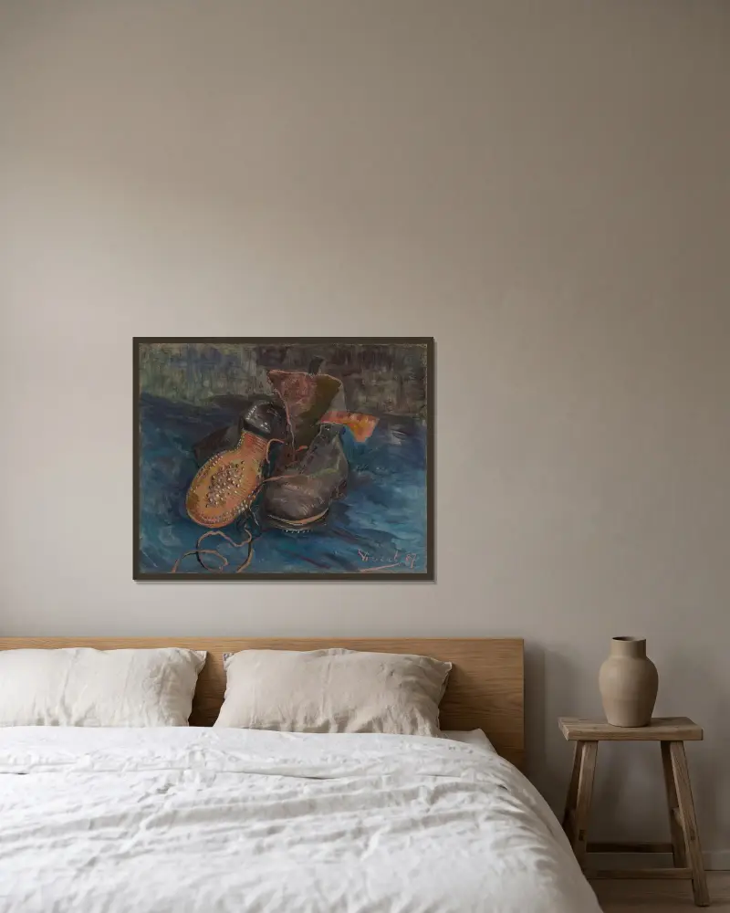 A Pair of Boots av Vincent van Gogh inramad på en vägg