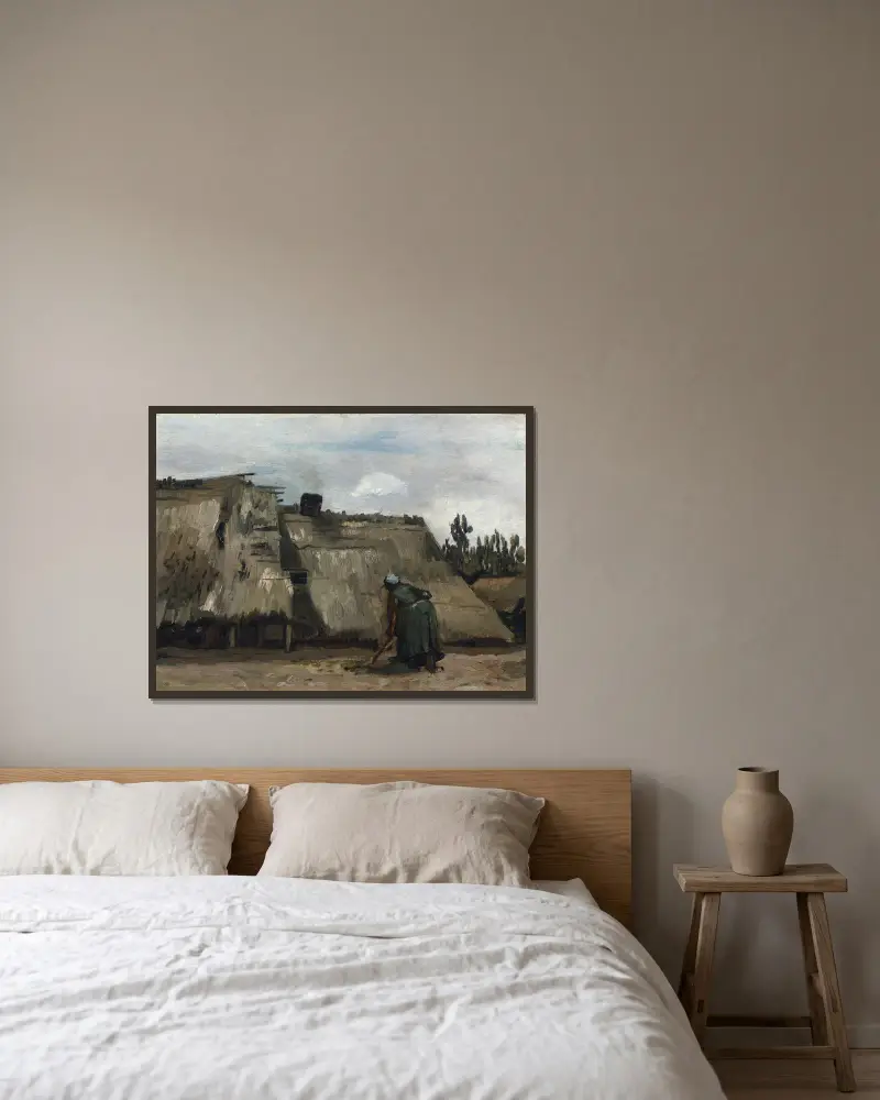 Bondkvinna som gräver framför sin stuga av Vincent van Gogh inramad på en vägg