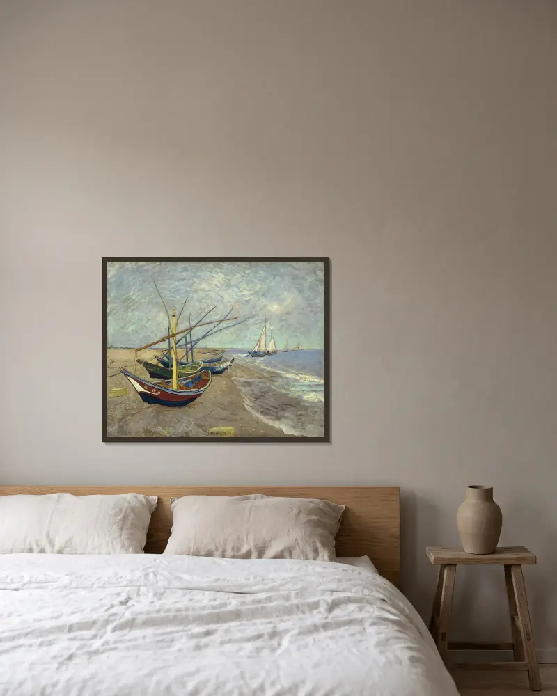 Fischerboote am Strand von Les Saintes-Maries-de-la-Mer von Vincent van Gogh gerahmt an einer Wand