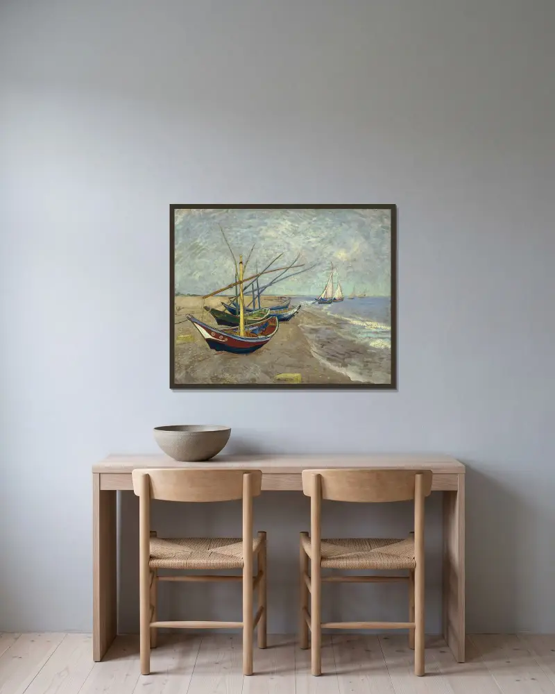 Fischerboote am Strand von Les Saintes-Maries-de-la-Mer von Vincent van Gogh gerahmt an einer Wand