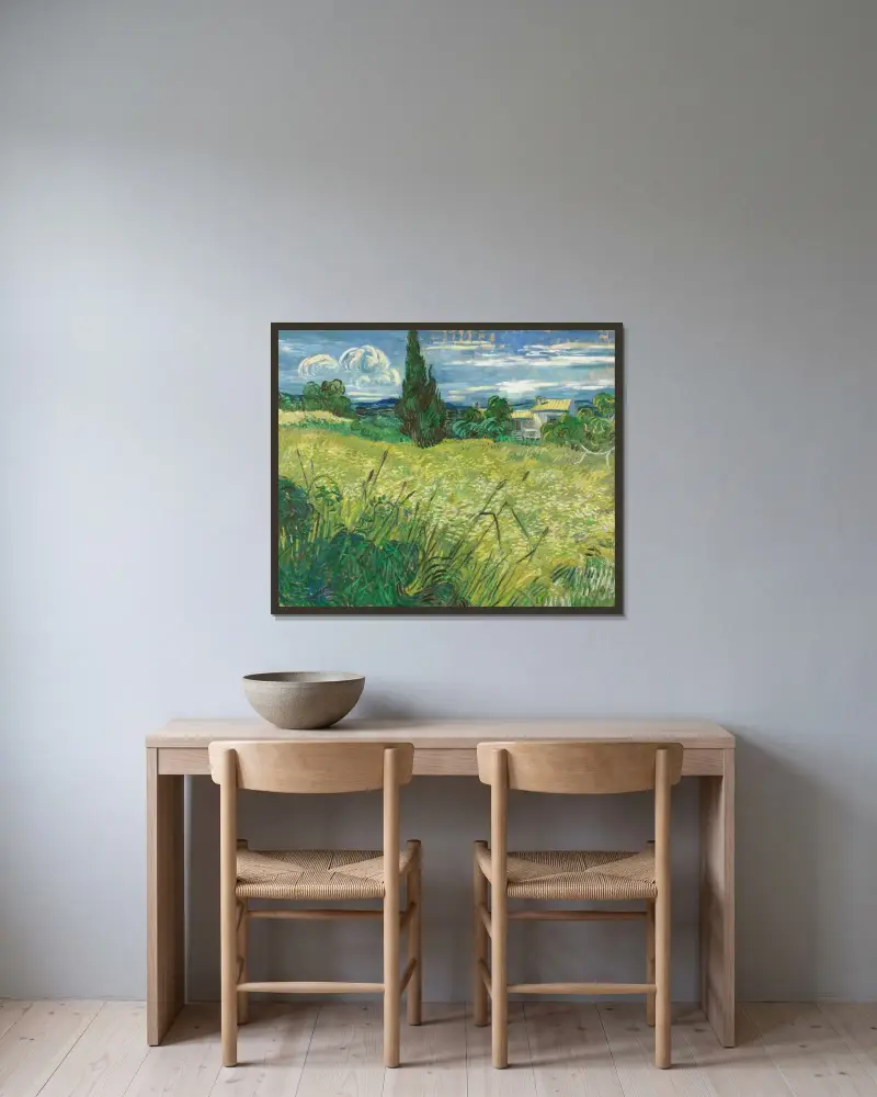 Green Field av Vincent van Gogh inramad på en vägg