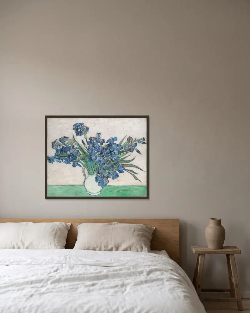 Irises, 1890 – nr 1 av Vincent van Gogh inramad på en vägg