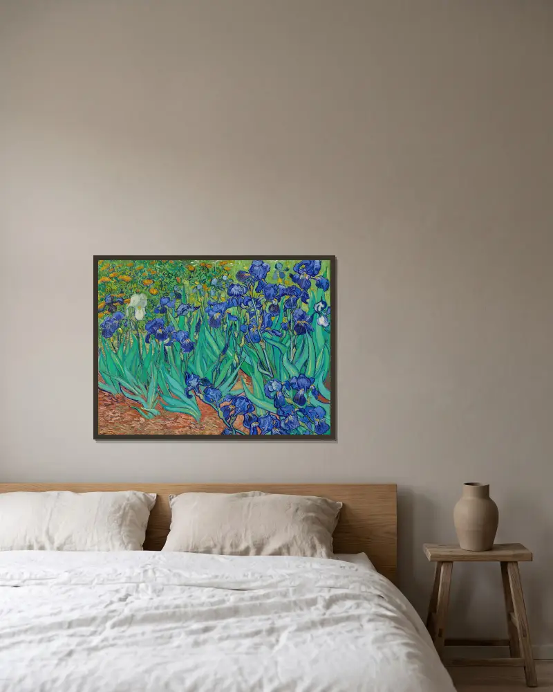 Irisar, 1889 av Vincent van Gogh inramad på en vägg