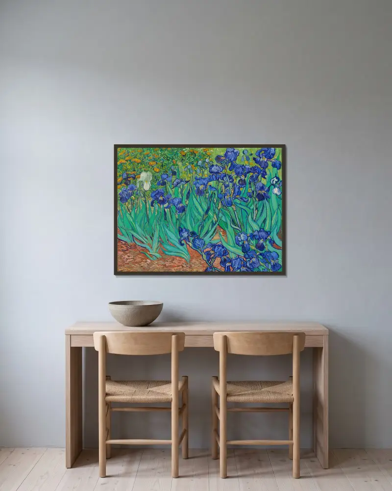 Irisar, 1889 av Vincent van Gogh inramad på en vägg