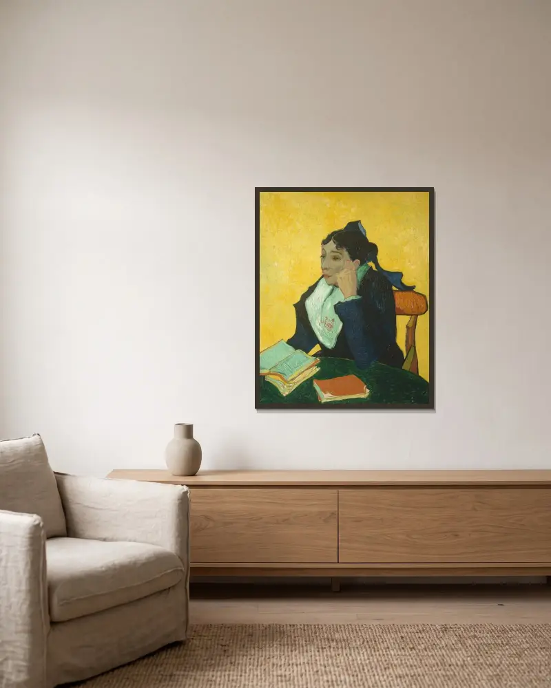 Arlésiskan (Madame Joseph-Michel Ginoux) av Vincent van Gogh inramad på en vägg