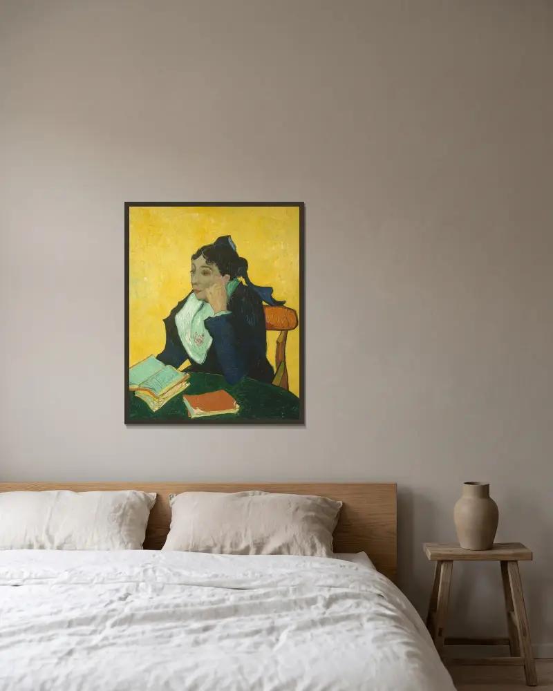 Arlésiskan (Madame Joseph-Michel Ginoux) av Vincent van Gogh inramad på en vägg