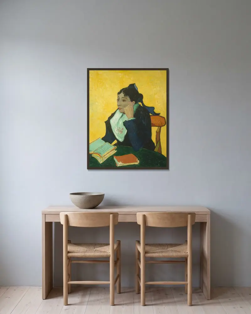 Arlésiskan (Madame Joseph-Michel Ginoux) av Vincent van Gogh inramad på en vägg