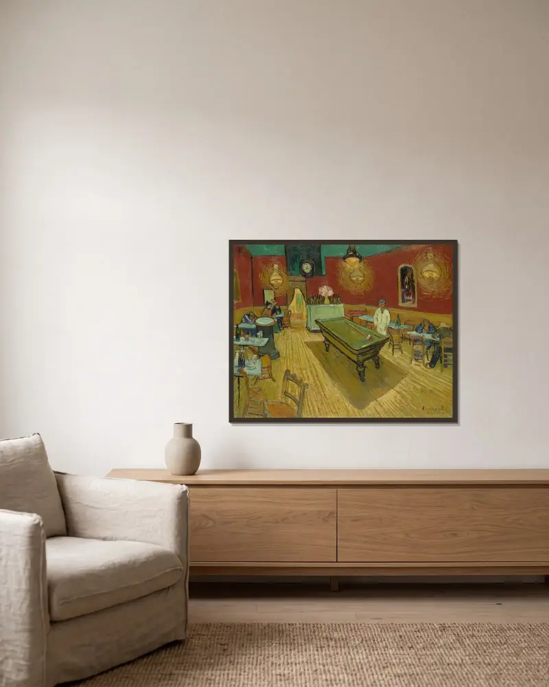 Le café de nuit (The Night Café) av Vincent van Gogh inramad på en vägg