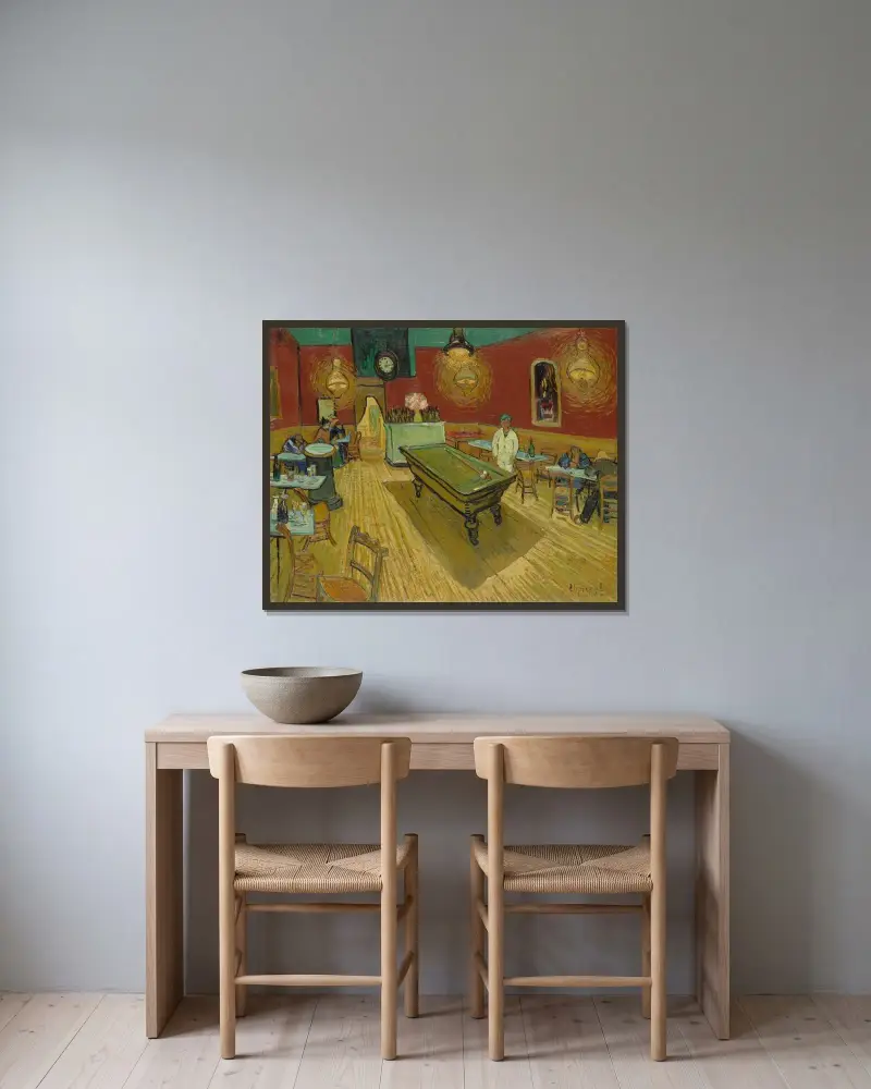 Le café de nuit (The Night Café) av Vincent van Gogh inramad på en vägg