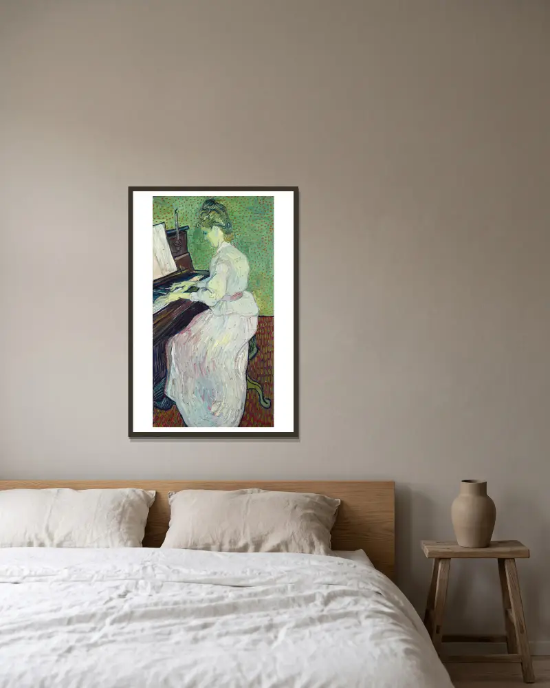 Marguerite Gachet vid pianot av Vincent van Gogh inramad på en vägg