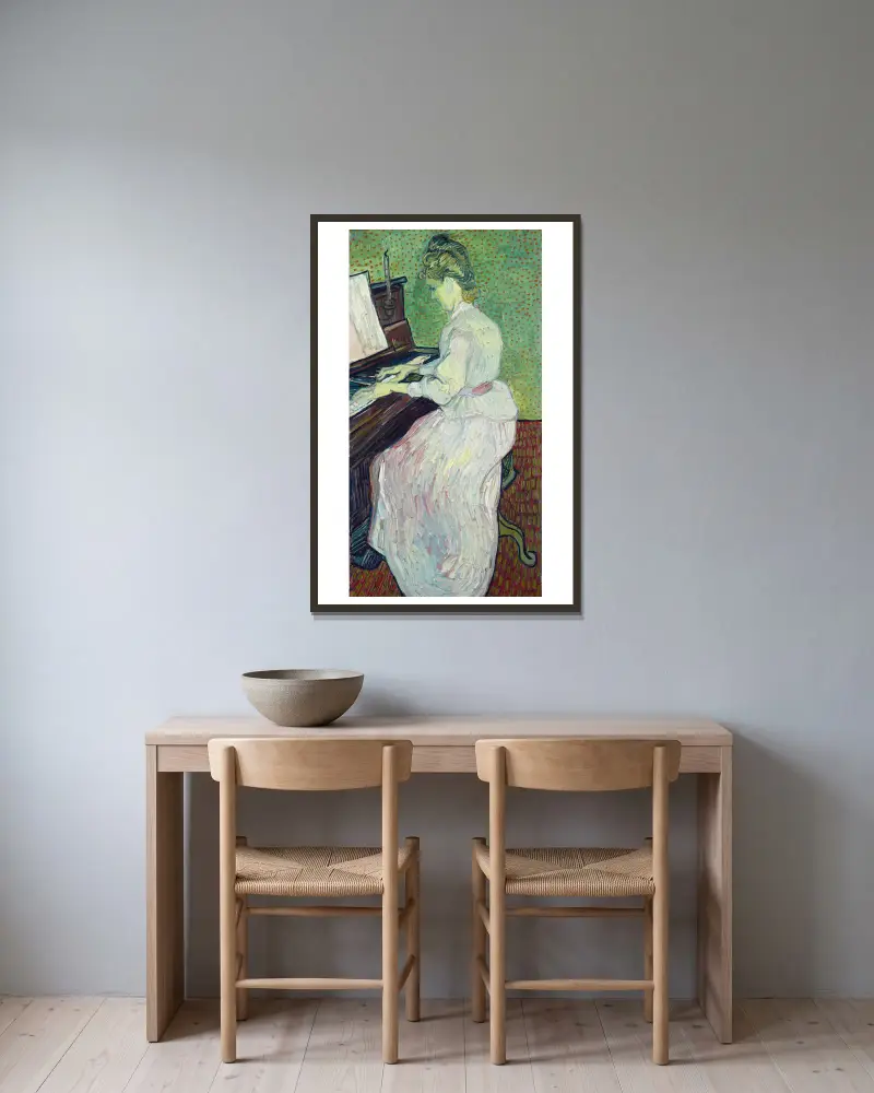 Marguerite Gachet vid pianot av Vincent van Gogh inramad på en vägg