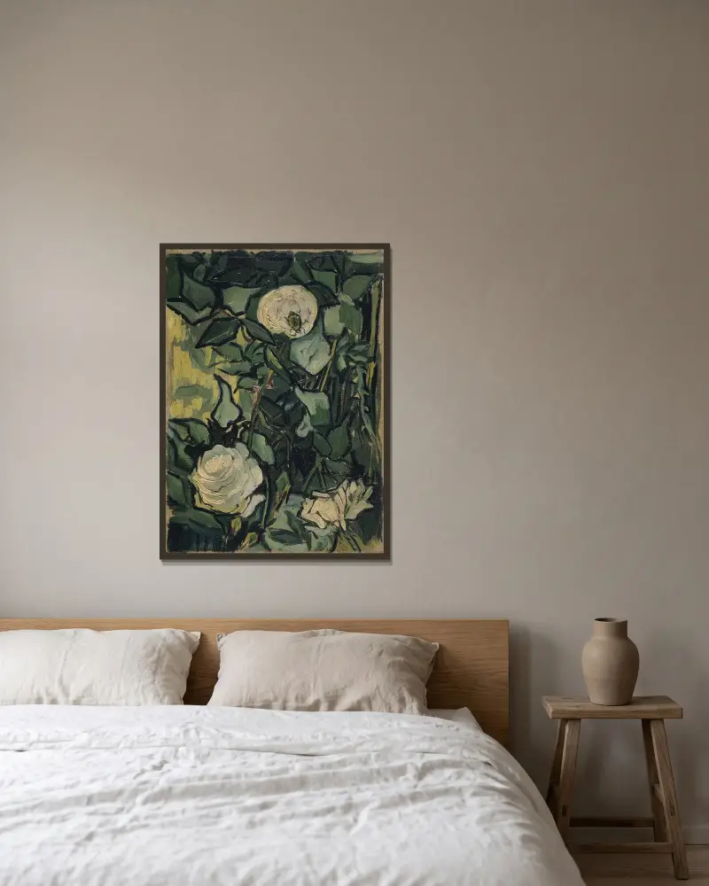 Roses, 1890 – nr 3 av Vincent van Gogh inramad på en vägg