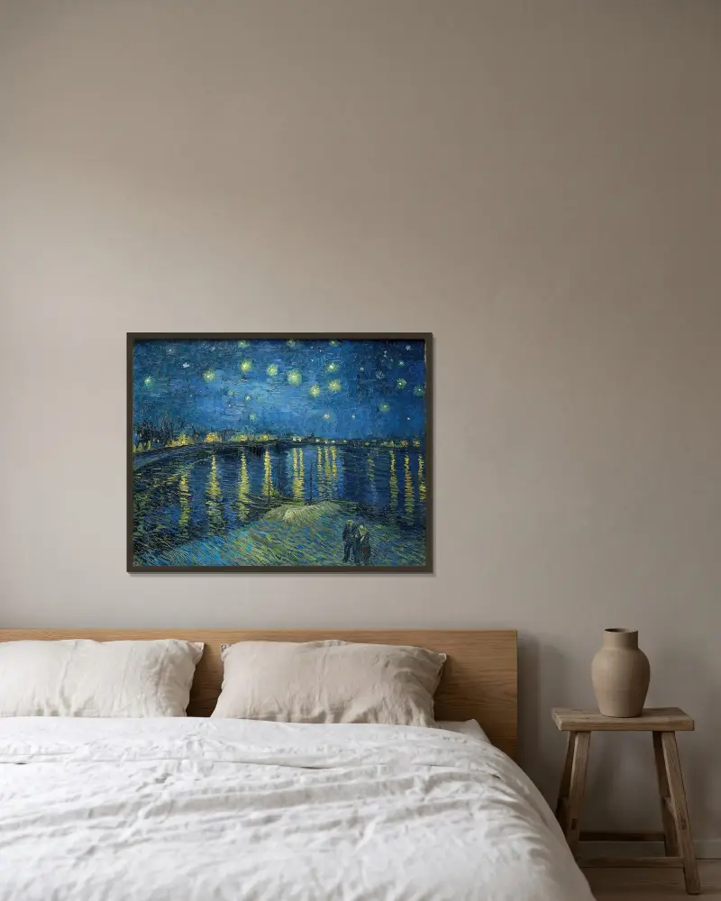 Stjärnenatt över Rhône av Vincent van Gogh inramad på en vägg