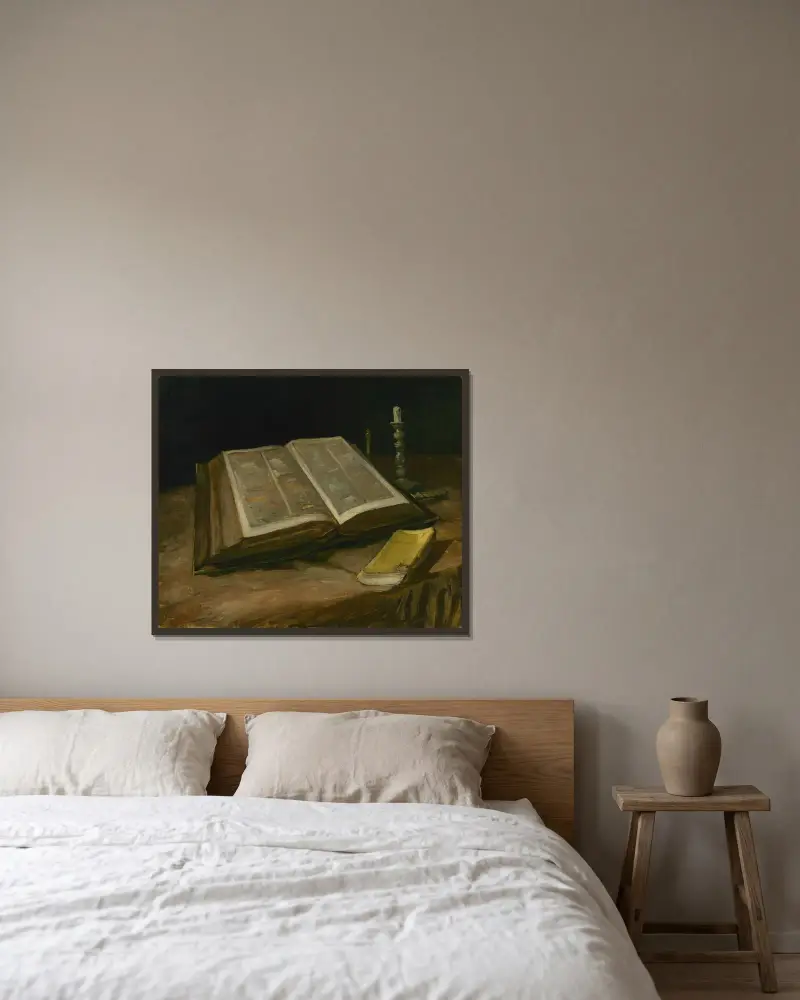 Still Life with Bible av Vincent van Gogh inramad på en vägg