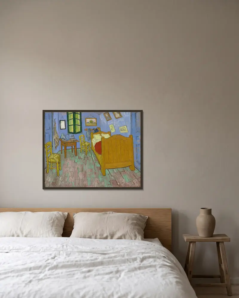 Sovrummet i Arles av Vincent van Gogh inramad på en vägg