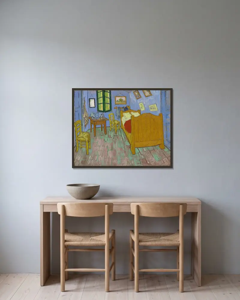 Sovrummet i Arles av Vincent van Gogh inramad på en vägg
