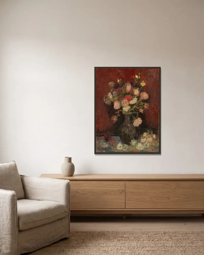 Vas med kinesiska astrar och gladioler av Vincent van Gogh inramad på en vägg