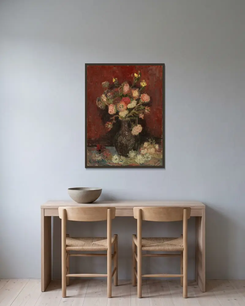 Vas med kinesiska astrar och gladioler av Vincent van Gogh inramad på en vägg