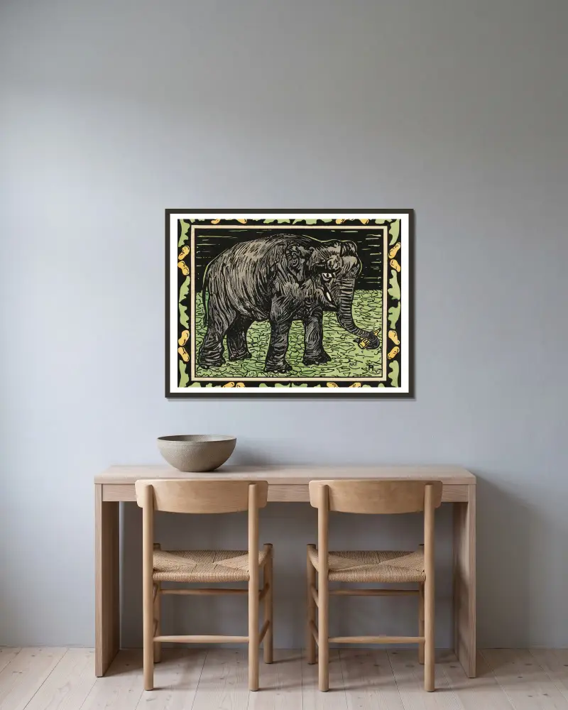 Elefant mit Flasche von Theo van Hoytema gerahmt an einer Wand