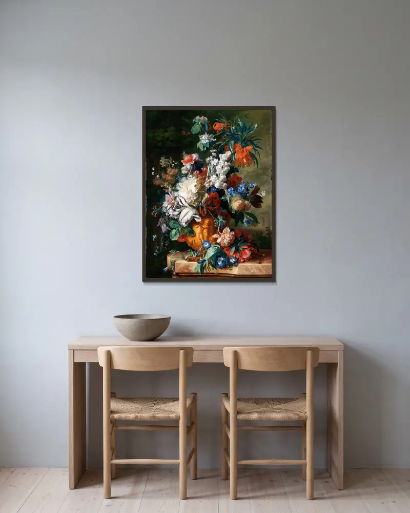 Blomsterbukett i en urna av Jan van Huysum inramad på en vägg