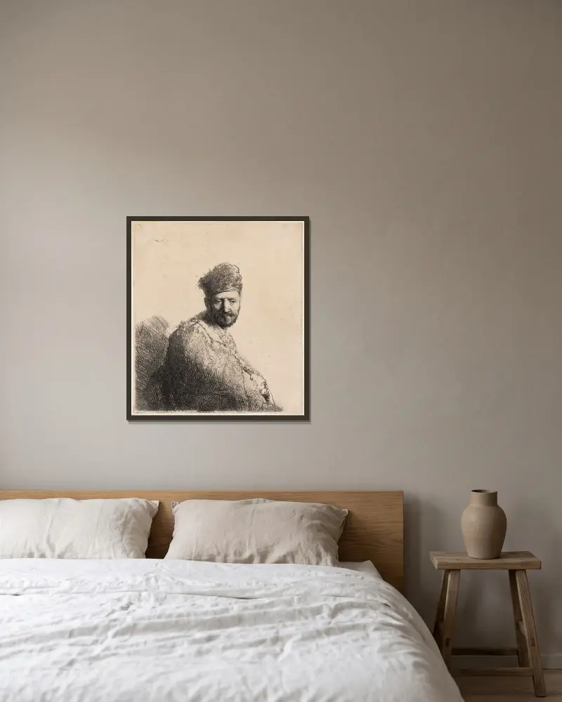 Skäggig man i pälsbrämad orientmössa och rock av Rembrandt van Rijn inramad på en vägg