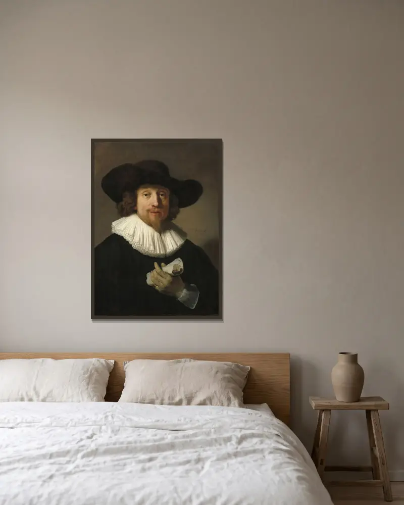 Man med notblad av Rembrandt van Rijn inramad på en vägg