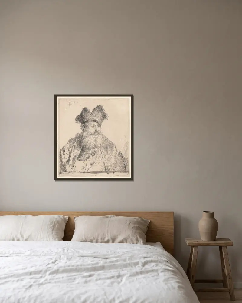 Alter Mann mit geteilter Fellkappe von Rembrandt van Rijn gerahmt an einer Wand