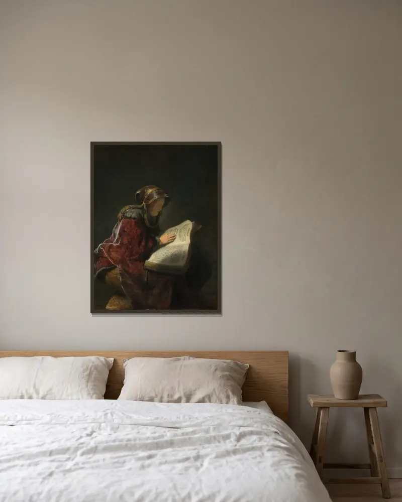 Stařenka čtoucí, Rembrandt van Rijn v rámu na stěně