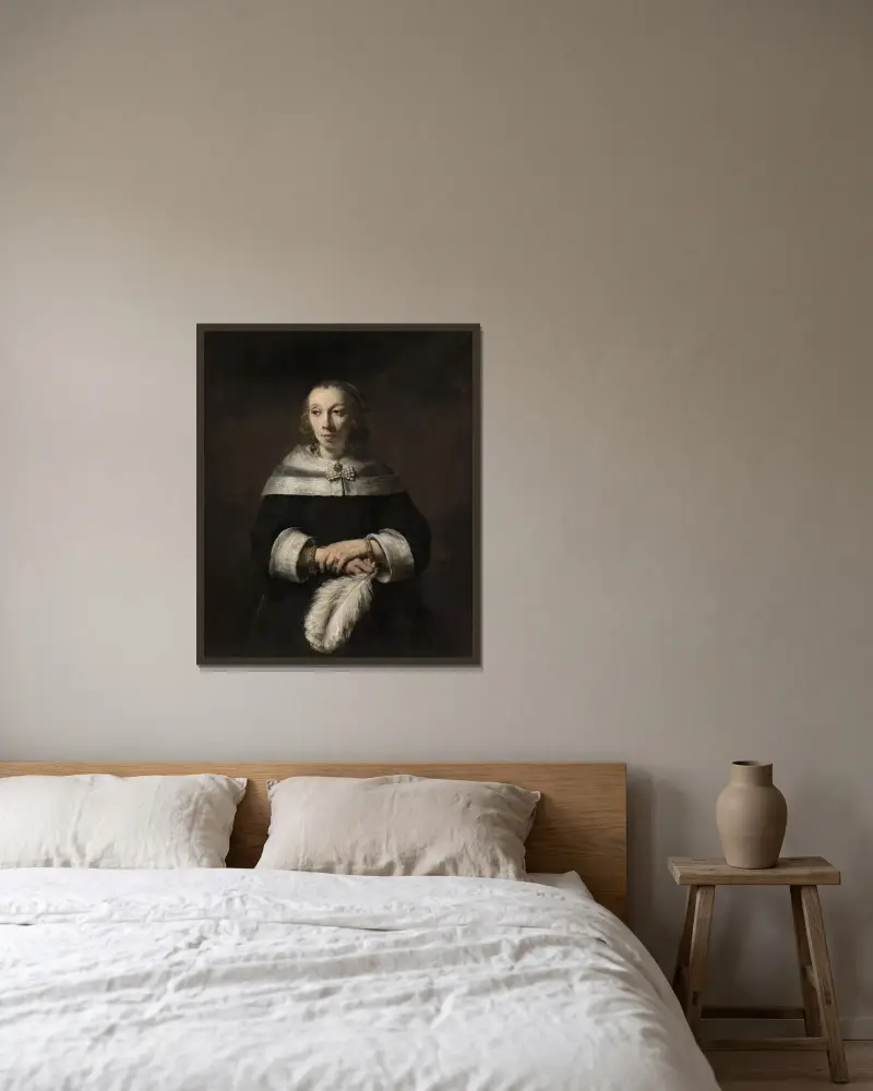 Porträtt av en dam med strutsfjäderfläkt av Rembrandt van Rijn inramad på en vägg