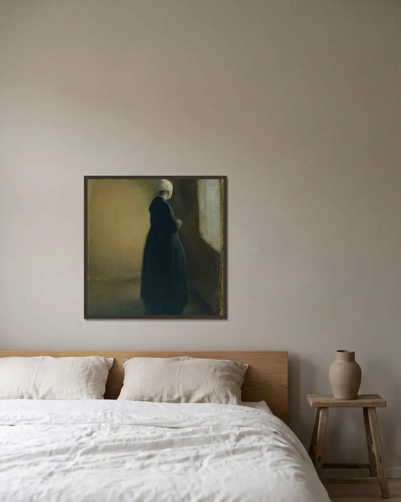 Gammal kvinna stående vid ett fönster av Vilhelm Hammershøi inramad på en vägg