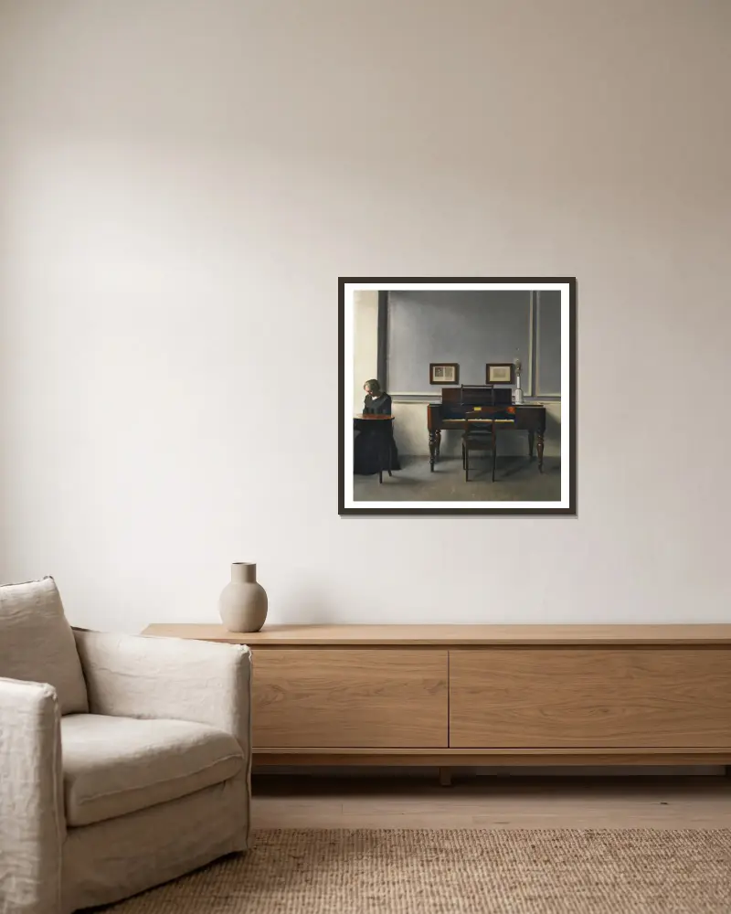 Ida in einem Interieur mit Klavier von Vilhelm Hammershøi gerahmt an einer Wand